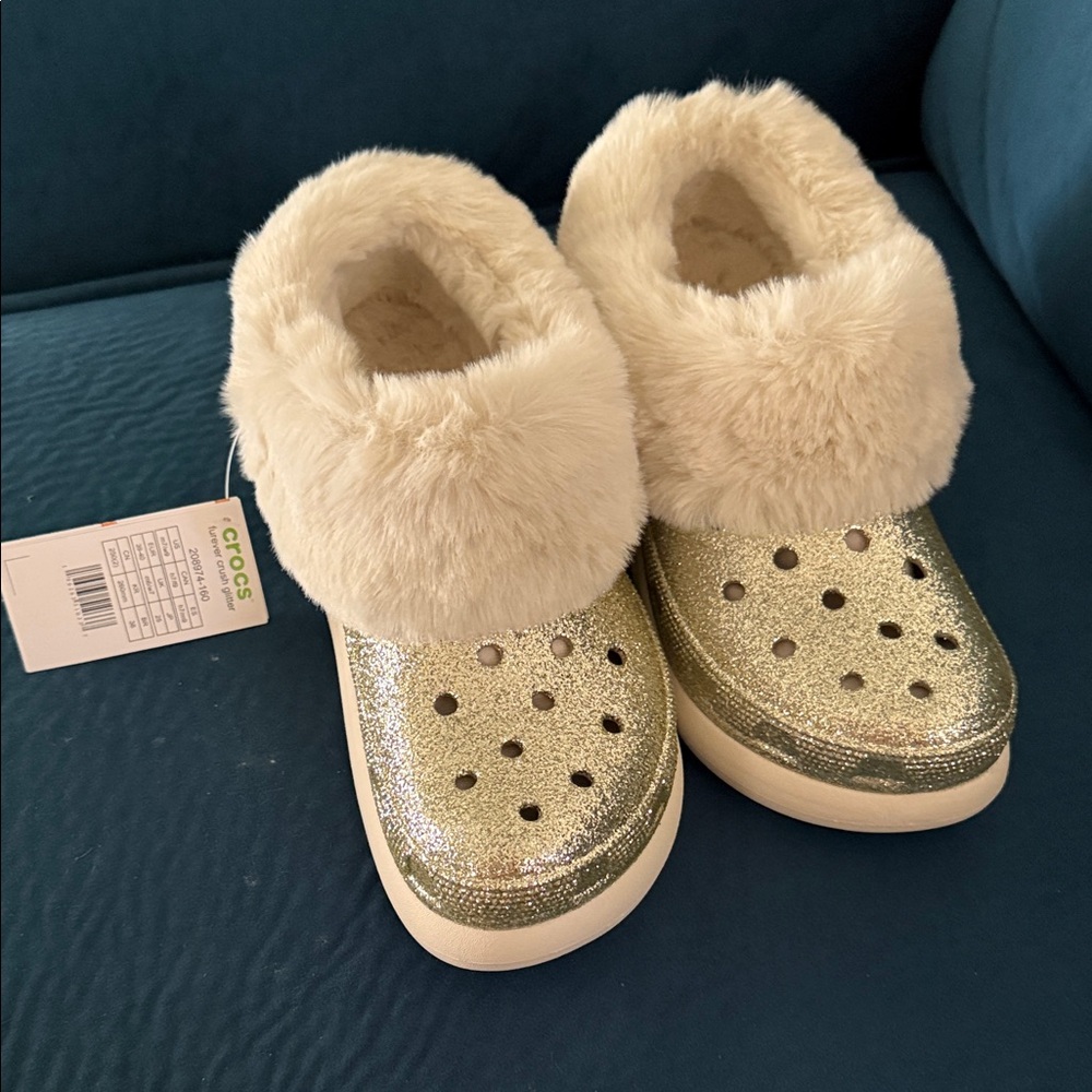 CROCS women’s  Gold Glitter Clog with Cream Faux Fur Lining - Picture 4 of 4